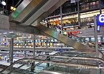 DU2016 P3635-P1170695  Tussen de niveau's met de treinsporen bevinden zich een druk winkelcentrum over twee verdiepingen en de trappenkolommen die toegang tot de verschillende niveau's bieden.