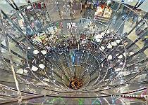 DU2016 P4292-P1250139  Het centrum van de Galeries Lafayette wordt gevormd door twee opeenstaande kegels in glas, die de hele ruimte definiren, en