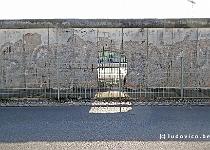 DU2016 P4630-P1250477  ...er staat ook nog een stuk van de Berlijnse muur recht.