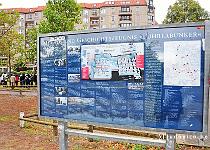 DU2016 DSC 4683-0321  Een plakkaat brengt de ondergrondse geschiedenis van Berlijn, waar de bunker deel van uitmaakte, in herinnering.