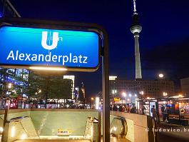 BERLIJN2022_P1440438 Alexanderplatz - een tamelijk kale vlakte waar veel plannen voor bestaan maar na de val van de muur weinig nieuws gebouwd is - was het centrum van het...