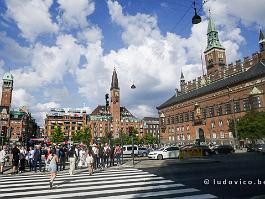 KOPENHGN2022_P1420188 Rdhuspladsen, voor het stadhuis van Kopenhagen, en het begin van Stroget, de belangrijkste winkelstraat