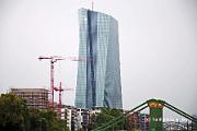 Aan de rand van de binnenstad rijst de nieuwe kantoorbouw van de Europese Bank