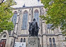 DU2016 P3906-P1170966  19de eeuws standbeeld van Bach, voor de Thomaskirche waar de meester de laatste decennia van zijn leven werkzaam was.