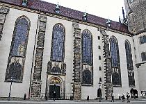 DU2016 DSC 5013-0690  Luther (of een van zijn leerlingen) zou in 1517 tegen een poort van deze slotkerk een document met de 95 stellingen hebben genageld, waarmee hij zich tegen de aflatenhandel van de kerk verzette, en die het begin van het protestantisme inluidde