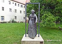 DU2016 P3843-P1170903  Beeld van Catharina von Bora, de vrouw van Luther, in de binnentuin van het Augustum