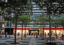 DU2016 DSC 0280-5257  De Zeil is de centrale winkelstraat van Frankfurt, die de stad van West naar Oost doorsnijdt, en waarlangs de belangrijkste winkels hun vestiging hebben.