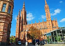 DU2016 DSC 0777-5799  Wiesbaden, gelegen op de andere oever van de Rijn t.o.v. Mainz, is naar bevolkingsaantal de 24ste stad in Duitsland - de 2de in deelstaat Hessen, na Frankfurt. Het werd in de loop van de 19de eeuw een internationaal kuuroord, die talrijke welgestelden aantrok. Het is tevens zetel van het Hessiche deelstaatparlement.