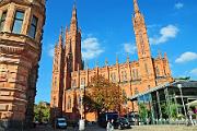 Wiesbaden, gelegen op de andere oever van de Rijn t.o.v. Mainz, is naar bevolkingsaantal de 24ste stad in Duitsland - de 2de in deelstaat Hessen, na Frankfurt. Het werd in de loop van de 19de eeuw een internationaal kuuroord, die talrijke welgestelden aantrok. Het is tevens zetel van het Hessiche deelstaatparlement.