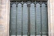 In een van de toegangpoorten tot de kerk zijn Luthers zgn. 95 stellingen gegraveerd