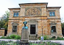 DU2016 DSC 4506-0121  Aan het eind van de hoofdstraat, Huize Wahnfried, het woonhuis van Richard Wagner in Bayreuth, nu Wagnermuseum.