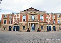 DU2016 P3552-P1170612  Het - voor Wagnerliefhebbers - beroemde Festspielhaus, waar jaarlijks in de zomer alleen Wagneropera's worden uitgevoerd.