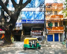 INDIA2023_P1490353 Overal waar je komt in India zie je de kleine, goedkope tuktuk's (een scooter-taxi) in de kenmerkende groen-en-gele kleuren.