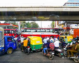 INDIA2023_P1490371 Verkeer in India is nogal een pragmatische (lees: chaotische) bedoening van door elkaar wervelende scooters (met bijzit), auto's en karren die elkaar op...