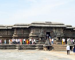 INDIA2023_D7M_0124 De tempels in Belur en Halebid, gebouwd tijdens de Hoysala-dynastie (11de tot 14de eeuw), worden vooral gekenmerkt door de ragfijne beeldhouwwerk in de...