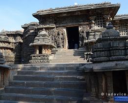INDIA2023_D7M_0009 De tempels in Belur en Halebid, gebouwd tijdens de Hoysala-dynastie (11de tot 14de eeuw), worden vooral gekenmerkt door de ragfijne beeldhouwwerk in de...