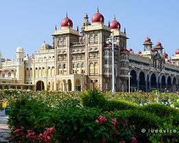 INDIA2023_D7M_0522 Het paleis van Mysore is eind 19de eeuw in opdracht van Maharadja Krishnaraja Wodeyar IV in Indo-Islamitische stijl gebouwd door de Britse Architect Henry...