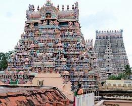 INDIA2023_D7M_2057 De veelkleurige torens die boven een toegangspoort (tot een tempelzone) worden gebouwd worden gopurams genoemd, en bevatten afbeeldingen van de Indische godheid...