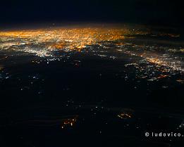 INDIA2023_P1490346 Tijdens de nachtvlucht gleed de reusachtige lichtvlek van een grote stad langzaam onder het raam voorbij (Teheran?)