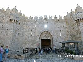 De poort van Damascus, een van de voornaamste toegangspoorten toto Jeruzalem. (Ottomaanse stijl)