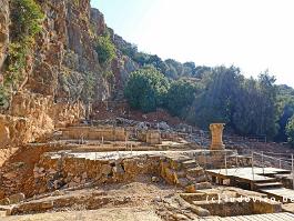 Banias, een oud Romeins heiligdom gebouwd boven een van de bronnen van de rivier Jordaan.