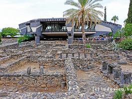 Een stukje van het vissersdorp Kafarnaum. Onder het moderne kerkgebouw zou de woning van Petrus gelegen hebben.