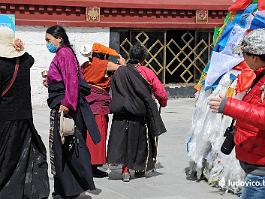 DSC_1939 Ook rond de Jokhang lopen de pelgrims de hele dag hun rondjes, met de gebedsmolen in de hand.