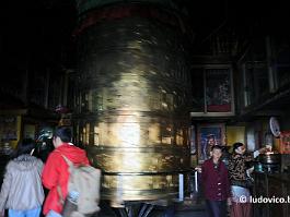 DSC_1993 Een grote gebedsmolen wordt permanent aan de draai gehouden door de pelgrims die rond de Jokhang trekken.