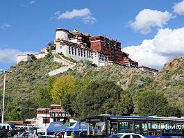 DSC_1483 De Potala is het 'paleis'/klooster van de Dalai Lama, en de zetel van de geestelijke en wereldlijke macht in Tibet - tenminste tot de Dalai Lama in 1959 het...