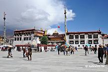 jokhang De Jokhang is de belangrijkste tempel van Lhasa, gelegen in het centrum van de stad.