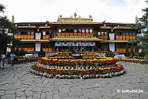 norbulinka De Norbulinka is het 'zomerpaleis' van de Dalai Lama, een grote tuin met enkele tempeltjes en paviljoenen, net buiten de...