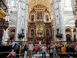 Spanje2022_FXTX2501 De christelijke koningen hebben na de verovering van Cordoba in 1236 het gebouw als kerk in gebruik genomen, en is er na goedkeuring door Karel V in 1523 pal in...