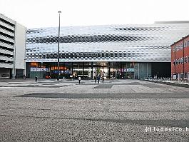 ZW2016_DSC_2313-7558 In het moderne deel van Basel ligt het Messe-gebouw, dat met zijn en kunstige industrile facade en originele vormgeving de architectuur van Herzog & de Meuron...