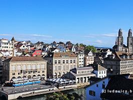 ZW2016_DSC_2882-8228 Zurich ligt op beide oevers van de rivier Limmat, waar die uitmondt in de Zurichsee