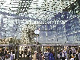 BERLIJN2022_P1440517 Het spectaculaire nieuwe hoofdstation van Berlijn, waar de hogesnelheidslijnen oost/west en noord/zuid elkaar kruisen. Het is voornamelijk gebouwd uit glas en...