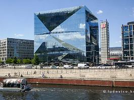 BERLIJN2022_P1440590 Bij het station staat deze curieuze glazen kubus die de omgeving gebroken weerspiegelt, en toepasselijk Berlin Cube heet.