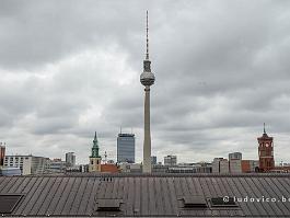 BERLIJN2022_FXTX5346 Vanop het dak van het Humboldtforum heb je een niet oninteressant zicht op de skyline van Berlijn (maar er zijn betere plekken)