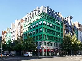 BERLIJN2022_P1450006 Een opmerkelijk huizenblok van architect Aldo Rossi, een (post)moderne interpretatie van het typische Berlijns huizenblok met binnenkoertjes.