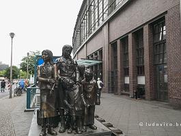 BERLIJN2022_P1440148 'Zuge in das Lebe, Zuge in den Tod' - sculptuur van Frank Meisler voor het station Friedrichstrasse, dat de kindertransporten herdenkt van Joodse kinderen die...