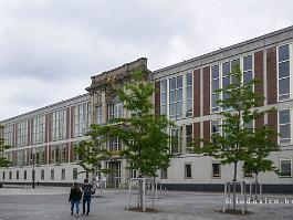 BERLIJN2022_P1440223 In het gebouw van de voormalige Staatsraad van Oost-Duitsland huist tegenwoordig de European School of Management and Technology. In de gevel is het enig...