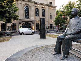 BERLIJN2022_FXTX5706 Een bronzen Bertolt Brecht in het parkje voor het theater van het Berliner Ensemble dat hij van 1949 tot aan z'n dood in 1956 geleid had, en nog steeds een van...