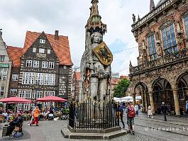 BREMEN2022_FXTX3737 Het 6 m. hoge beeld van Roland, die de rechten van de stad en de burgers symboliseert.