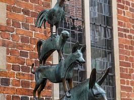 BREMEN2022_FXTX3810 De vier Bremer stadsmuzikanten uit het sprookje van de gebroeders Grimm, voor de zijingang van het stadhuis... (Een oude ezel, hond, kat en haan trokken weg,...