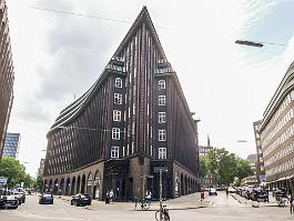 HAMBURG2022_P1410336 Het Chilehaus is een opmerkelijk historisch (gebouwd tussen 1922 en 1924) en voor Hamburg typerend kantoorgebouw, waarvan de vorm aan een schip doet denken.