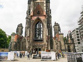HAMBURG2022_P1410002 De ruïne van de toren van de St. Nicolaikerk is behouden als monument die de slachtoffers van de bombardementen tijdens de 2de wereldoorlog herdenkt (Hamburg...