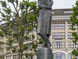 HAMBURG2022_P1400848 Standbeeld van de romantische dichter Heinrich Heine.