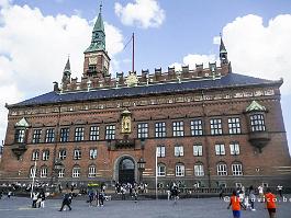 KOPENHGN2022_P1420190 Het stadhuis ( Rådhus) van Kopenhagen aan Rådhuspladsen, uit 1905, geïnspireerd door het stadhuis van Siena in Italië