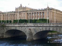 STOCKHOLM2022_P1420935 Het Zweeds parlement, Riksdaghuset ligt op een apart eilandje Helgeandsholmen, dat evneens deel uitmaakt van Gamla Stan.