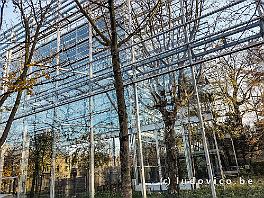 PARIS_IMG_20241130_100745705_HDR De Fondation Cartier aan de Boulevard Raspail. Met z'n dubbele glazen voorgevel lijkt het alsof het verdwijnt in de spiegelingen. (arch. Jean Nouvel)