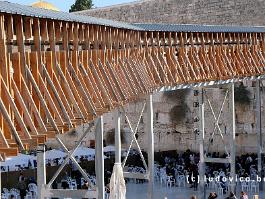 Via een houten loopbrug ga je vanop het plein voor de klaagmuur naar de tempelberg.